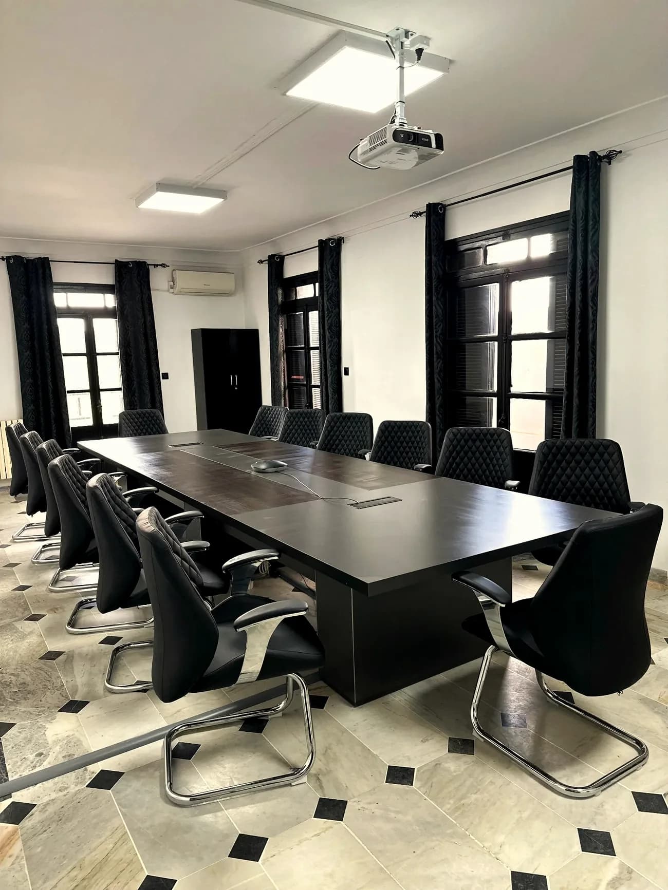 La salle de formation équipée d'IN NETWORK, avec sa grande table de travail