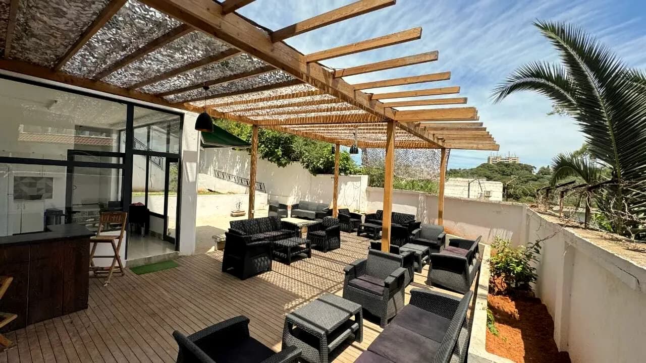 Le jardin terrasse de 150 m² d'IN NETWORK, sous sa pergola en bois
